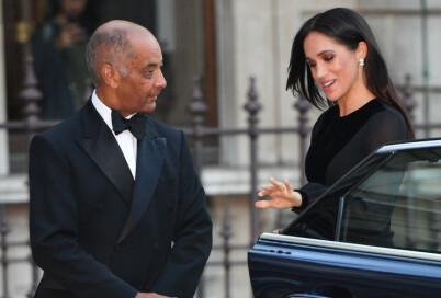 BLE ADVART: I 2018 ble hertuginne Meghan hyllet for å lukke sin egen bildør. Deretter ble hun bedt om å ikke fortsette med det. Foto: NTB Scanpix BLE ADVART: I 2018 ble hertuginne Meghan hyllet for å lukke sin egen bildør. Deretter ble hun bedt om å ikke fortsette med det. Foto: NTB Scanpix